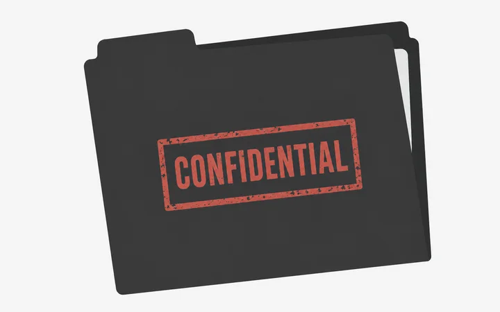 蓋有 CONFIDENTIAL 印章的資料夾,表示客戶尚未同意具名